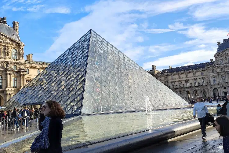 Vista de fora do museu do Louvre, um dos principais pontos turísticos de Paris