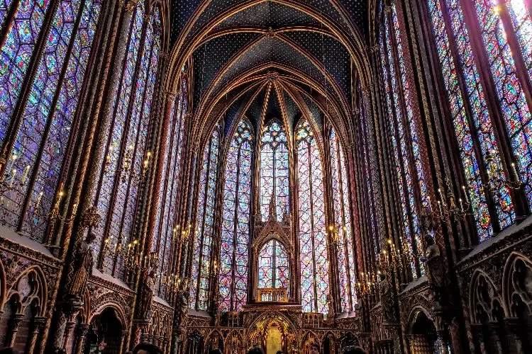 Interior de uma capela.