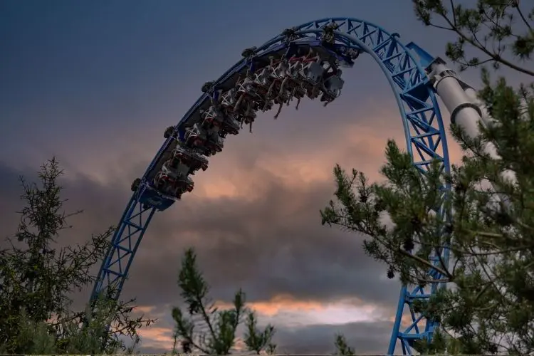 Pessoas em montanha russa no Europa Park