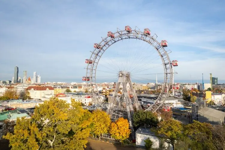 Montanha russa em destaque no parque Prater em Viena