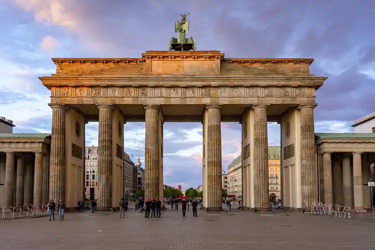 Portão de Brandenburgo, em Berlim, destino ideal para a primeira viagem para a Europa