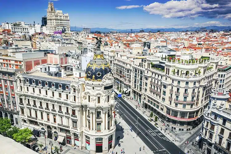 Gran Via, Madrid, um dos destinos ideais para a primeira viagem a Europa