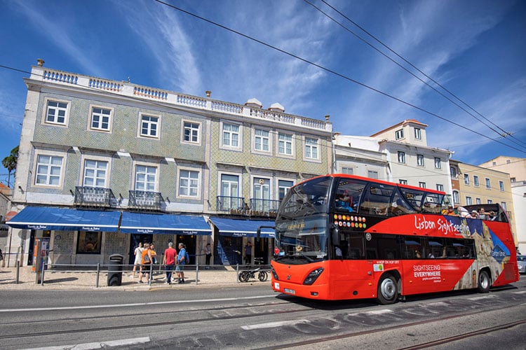 Hop-on hop-off Lisboa: descubra como funciona o ônibus turístico