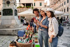 pessoas fazendo compra em feira de rua na Europa