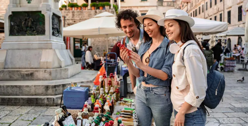 pessoas fazendo compra em feira de rua na Europa