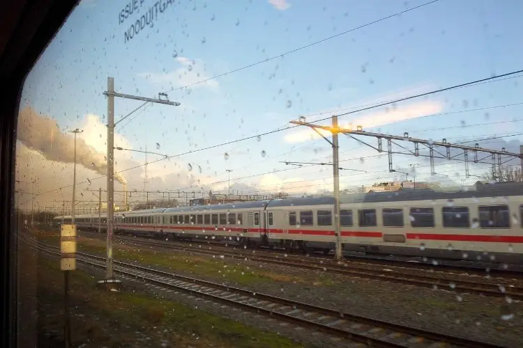 Vista do interior de trem para outro parado em estação