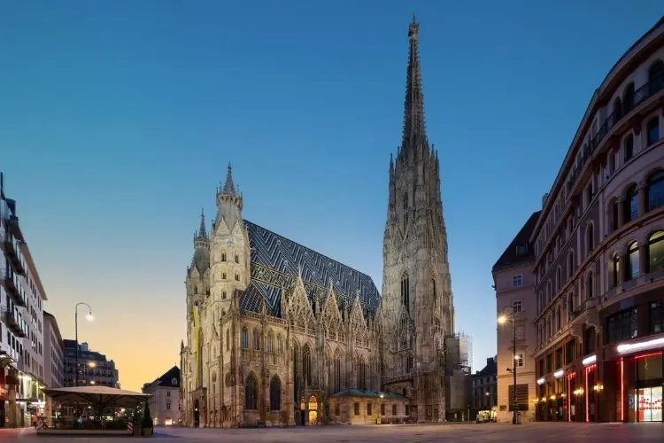 Catedral de Santo Estêvão vista desde da praça ao amanhecer
