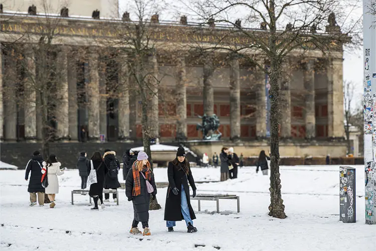 Mulheres caminham na Europa no inverno próximo au Museu Atlas em Berlim