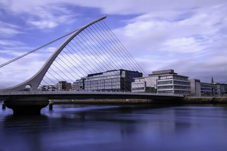O bairro Docklands é uma boa opção onde se hospedar na capital irlandesa.