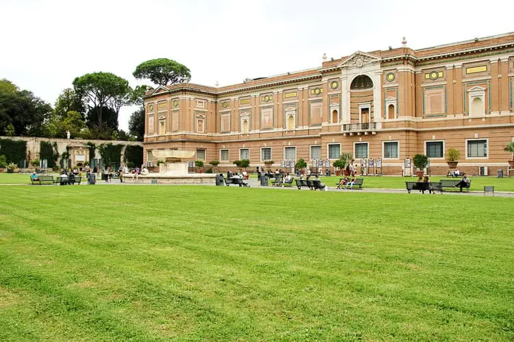Gramado próximo ao prédio central dos Jardins do Vaticano