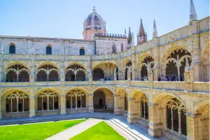 Mosteiro dos Jerónimos em dia de sol