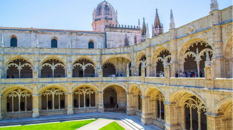 Mosteiro dos Jerónimos em dia de sol