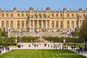 Turistas com ingresso Palácio de Versalhes.
