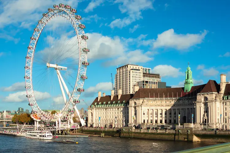 London Eye em Londres em dia de sol.