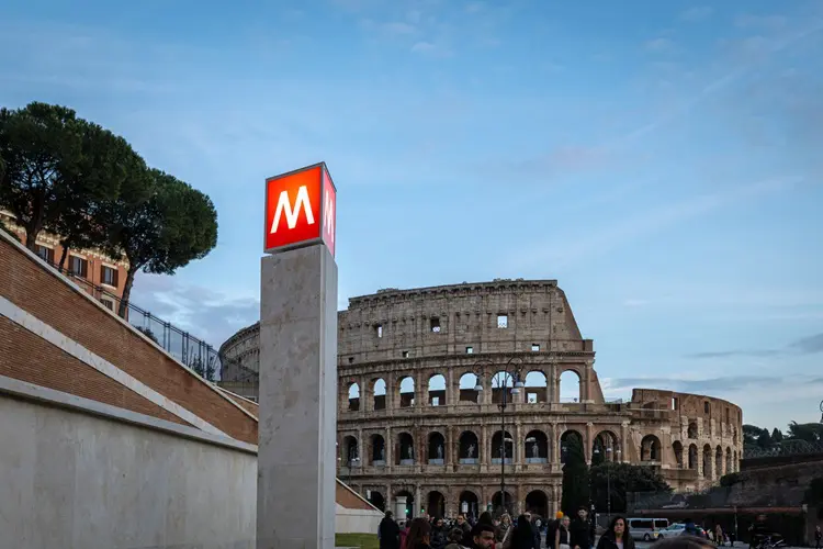 Entardecer em frente ao Coliseu de Roma.