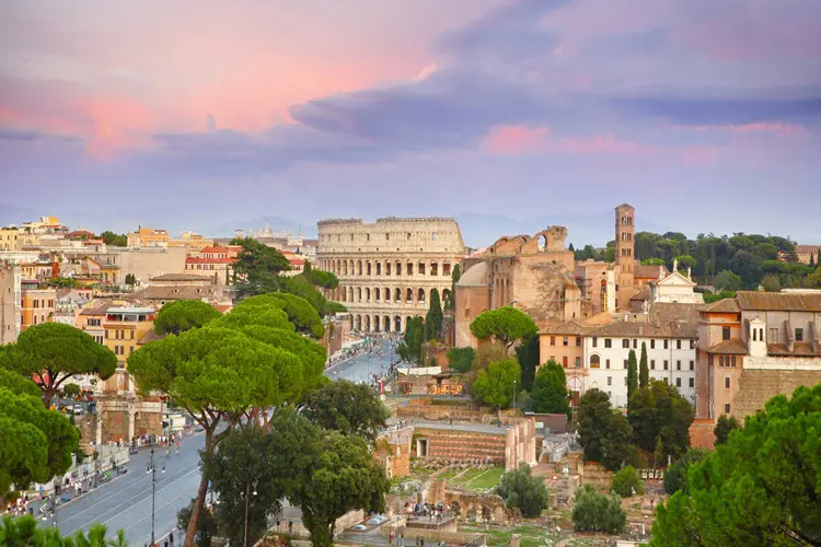Céu lindo em vista aérea de Roma.