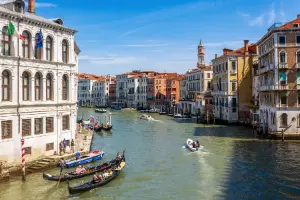 Dia ensolarado em passeio pela Ponte de Rialto de Veneza