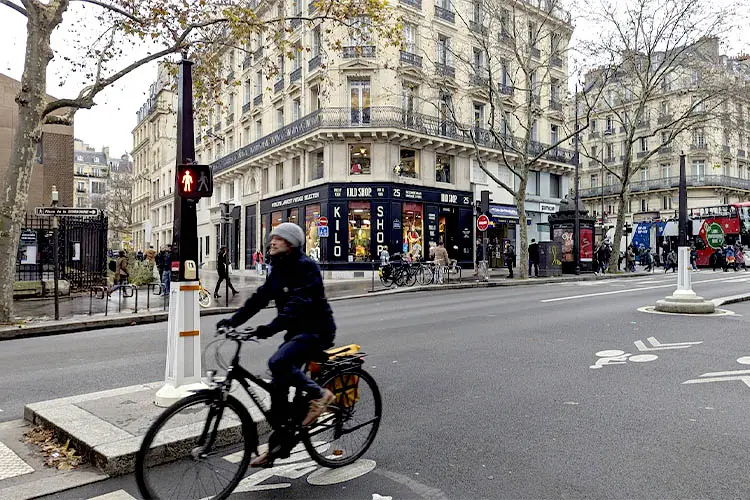 Ciclista pedalando no inverno europeu, em Paris