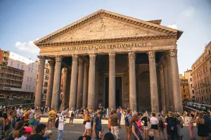 Panteão de Roma, na Itália, com muitos turistas ao redor