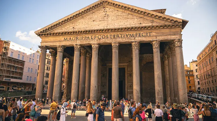 Panteão de Roma, na Itália, com muitos turistas ao redor