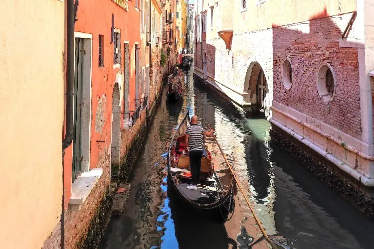 Passeio de gôndola em Veneza.