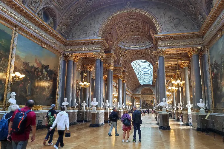 Turistas visitando museu francês.