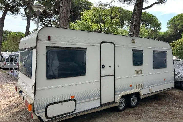 Trailer estacionado em camping