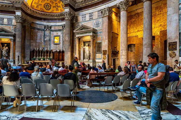 Visitantes no templo romano de Agripa