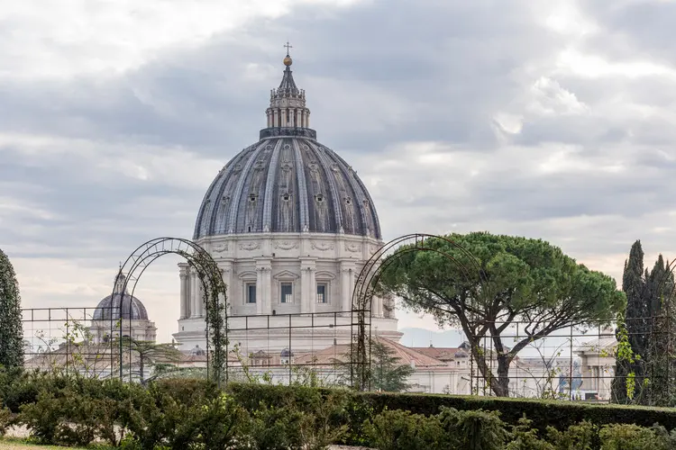 Vista da cúpula da Basílica de São Pedro diretamente do jardim
