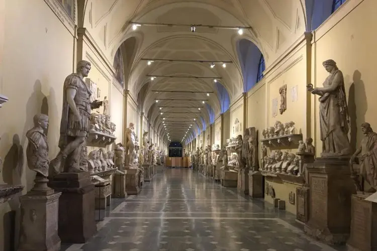 Corredor do museu com esculturas romanas