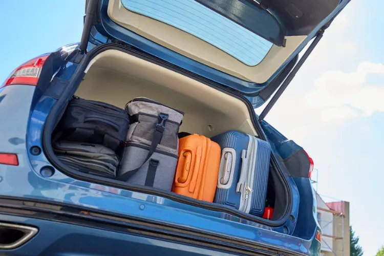 Bagagem no porta-malas do carro do transfer na Europa