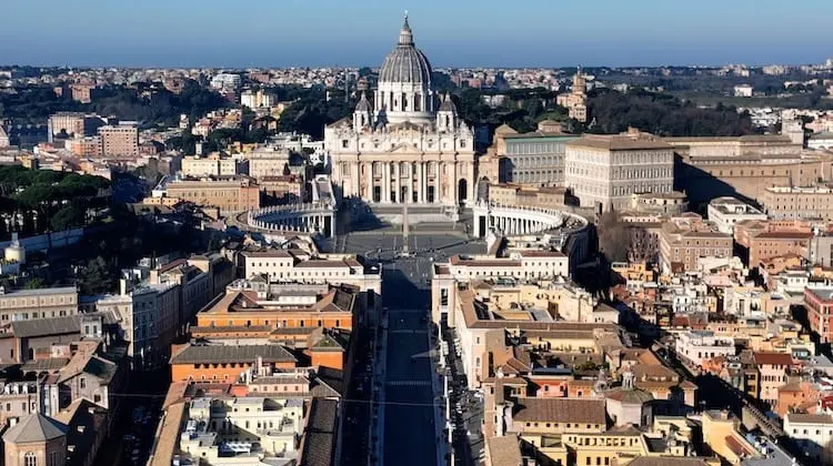 Vista aérea da Basílica de São Pedro e da Praça de São Pedro, no Vaticano.