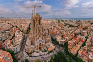 Sagrada família vista de cima, em dia nublado