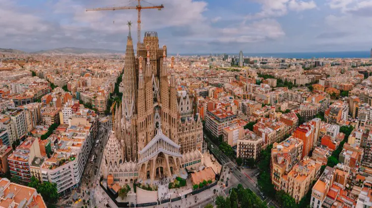 Sagrada família vista de cima, em dia nublado