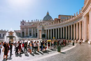 Turistas no Vaticano em dia de sol