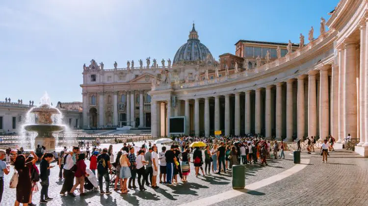 Turistas no Vaticano em dia de sol