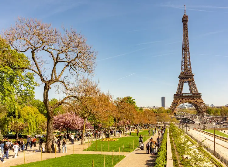 Vista do Campo de Marte e Torre Eiffel.