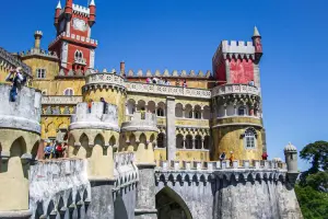 Turistas no Palácio Nacional da Pena.