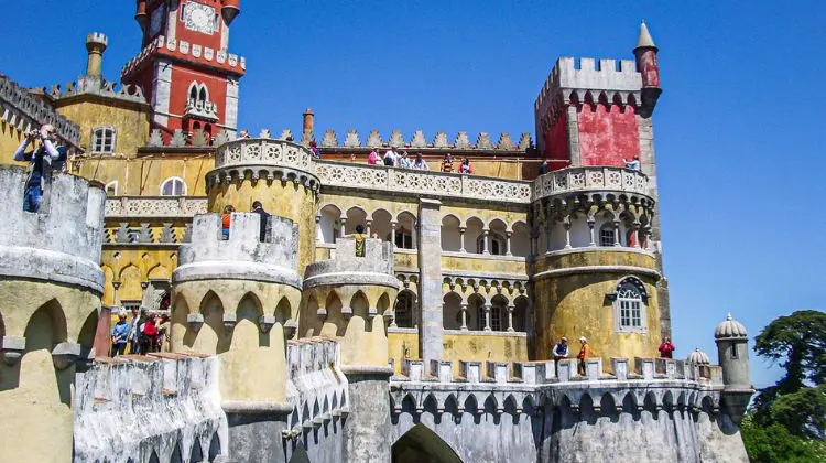 Turistas no Palácio Nacional da Pena.