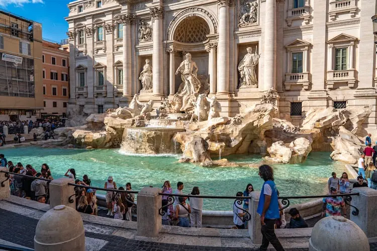 Fontana di Trevi cobra 2€ para acessar a fonte desde o início de 2026. 