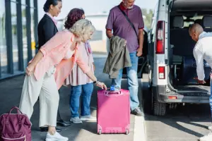 Família colocando as malas no transfer na Europa