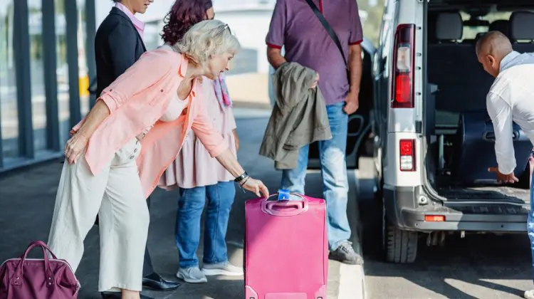 Família colocando as malas no transfer na Europa