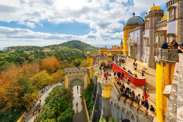 Viajantes conhecendo o Palácio Nacional da Pena
